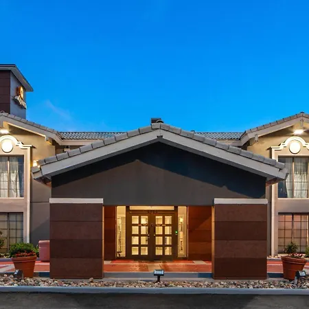 La Quinta Inn By Wyndham Omaha West-2