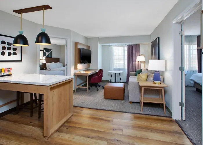 Beach hotel: Staybridge Suites Omaha 80Th And Dodge By Ihg