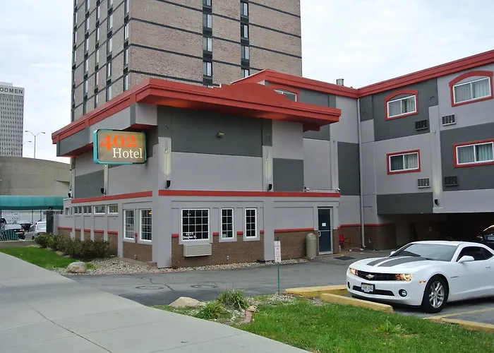 Hotel near College: 402 Hotel