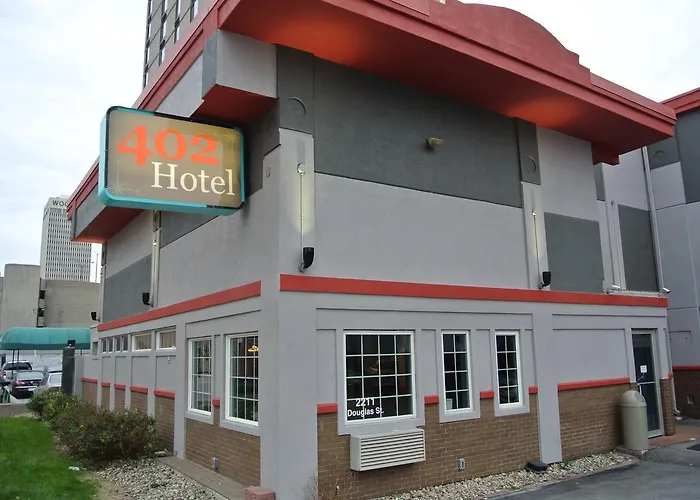 Hotel near College: 402 Hotel